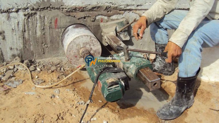 Dịch vụ khoan rút lõi bê tông Quận 3 uy tín, chuyên nghiệp. Máy móc hiện đại, thi công không nứt kết cấu. Gọi có mặt ngay sau 15 phút, phục vụ 24/7!